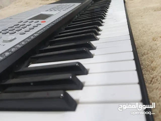 بيانو مستعمل نضيف للبيع سعر 80 د.ع