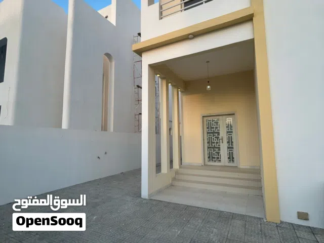 للإيجار – فيلا جديدة بالكامل مكونة من 5 غرف نوم في الخوض