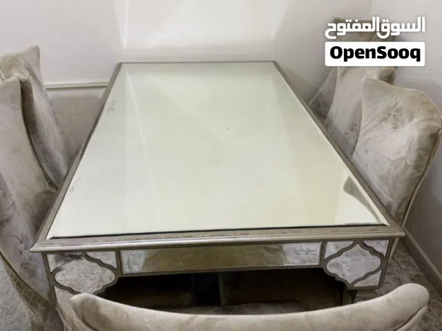 طاولة طعام مع 6 كراسي بحالة جيدة جداً للبيع