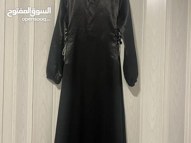 فستان أسود ساتان للمحجبات – قابل للربط من الجانبين بتزيين فضي أنيق