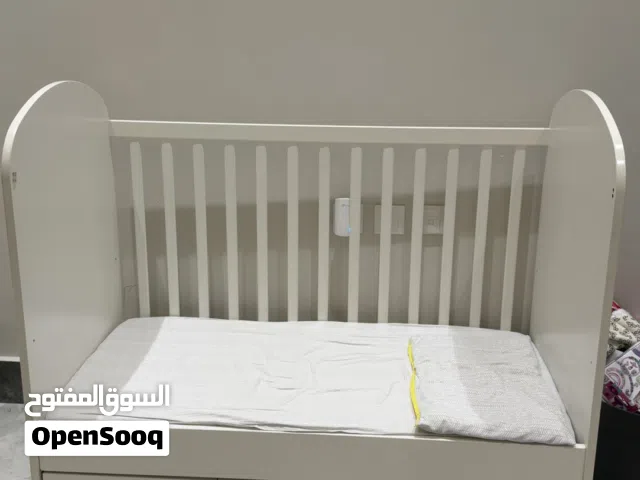 سرير اطفال من ايكيا مع ثلاث دروج