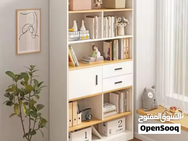 رف الكتب G573 الأبيض هو وحدة تخزين قائمة بذاتها مصنوعة من الخشب الهندسي (MDF) بتصميم عصري وأنيق