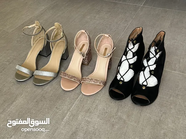 3 Pairs High Heels / Size: 40        ( 3 RO each )