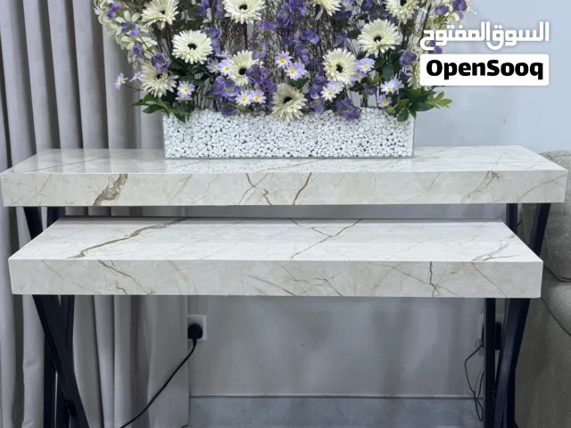 طاولتين استقبال مع الورد الصناعي