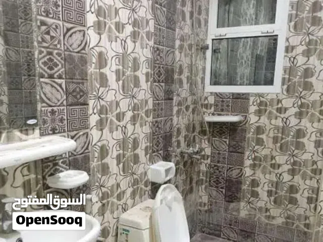 شقة للإيجار في المعبيلة مربع 5 قريب أشارات المرور بكامل الخدمات