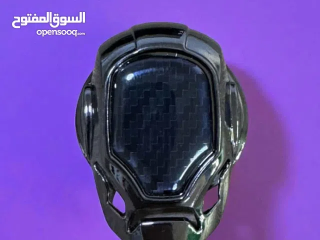 غطاء بصمه للسيارة على شكل خوذه باللون الاسود