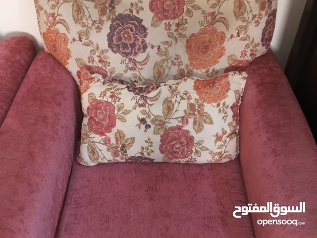 طقم خمس مقاعد ثلاثيه ومفرد عدد 2 خشب سويدي بحاله الوكاله ... استعمال بسيط