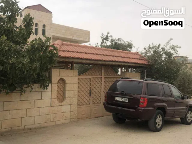 فرصة استثمار مثاليه  عماره مكونه من طابقين وتسويه مع امكانية تأجر التسويه الموقع فوق مركز الصحي مؤته