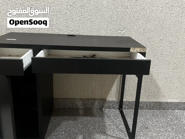 مكتب للدرس وللعمل و حتى للتخزين