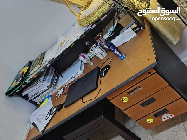 طاولة مكتب خشب ثقيل جداً حجم كبير....................
