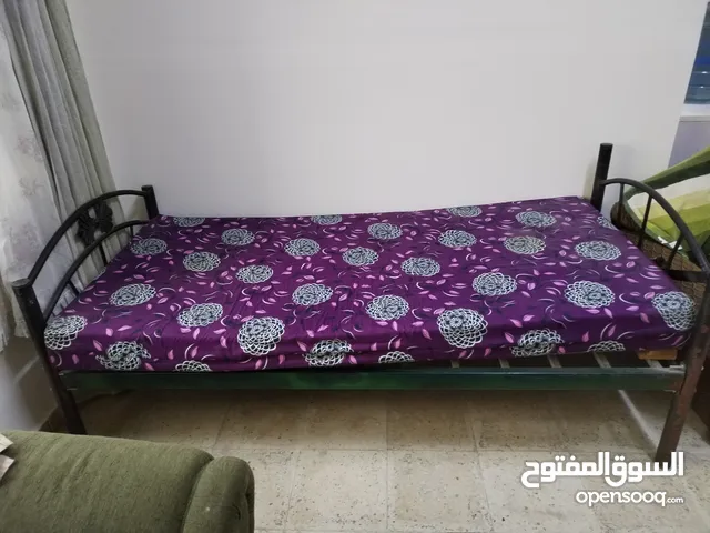 سرير حديد مع فرشه للبيع