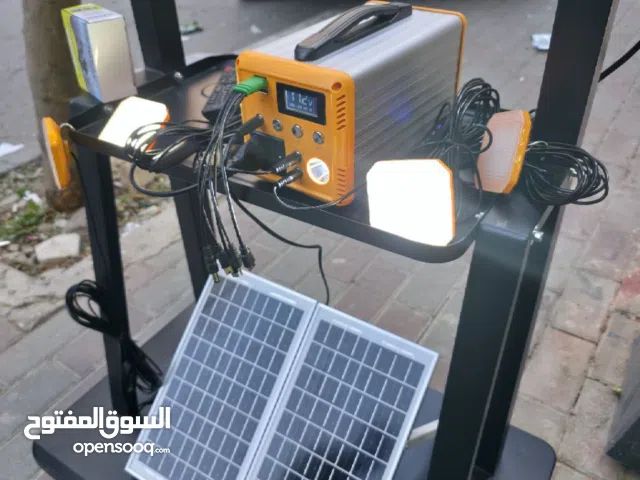 بطارية ليثيوم بقوة 300 واط فعلي يمكنك شحن الجهاز عن طريق الكهرباء او عن طريق لوحة الطاقة