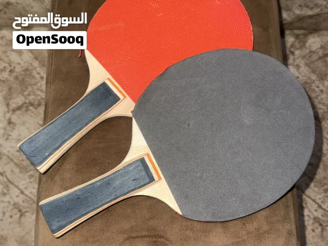 معدات لعبة كرة الطاولة ، اثنين مضارب ( ريكتات ) مع طوبة واحدة