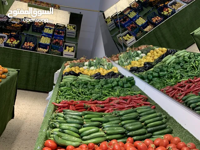 طاولات محل خضراء للبيع في السدرة