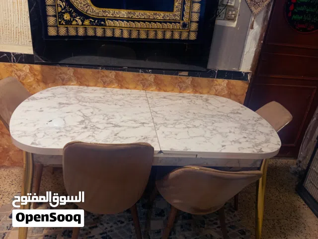 طاوله طعام كبس مستعمله نضيفه عرضها 1 متر و طولها كامل مترتين و نص