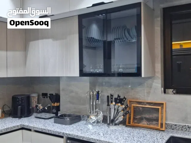 "وداعاً لمشاكل المطبخ التقليدي  مطابخ HPL من بصمة خشب:   - مش بتتأثر بالمية ولا الرطوبة