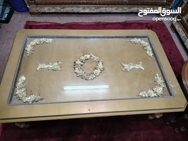 أثاث غرفة جلوس كامل (طقم كنب +طاولة صالون +3 طاولات صغيرة) بحالة جيدة جداً بسعر مغري
