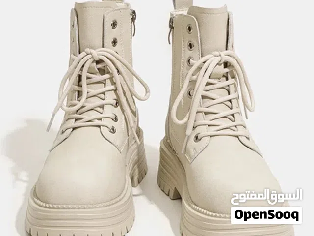 حذاء بوت قصير نظيف قياس 39 يلبس 38 ايظا