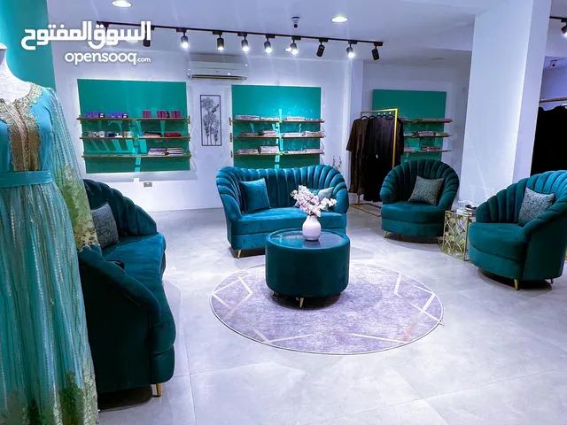 صالون وبوتيك مندمجين للبيع