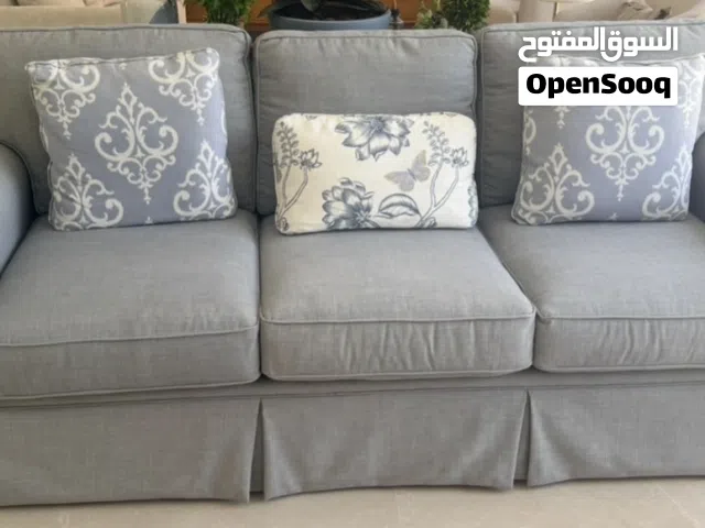 طقم كنب باللون الأزرق الفاتح أنيق للبيع