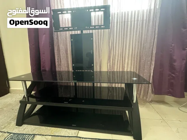 طاولة و حامل تلفزيون