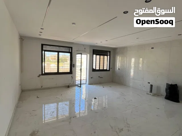 شقة ارضية مع ترس وكراج خاص في البنيات خلف جامعة البتراء