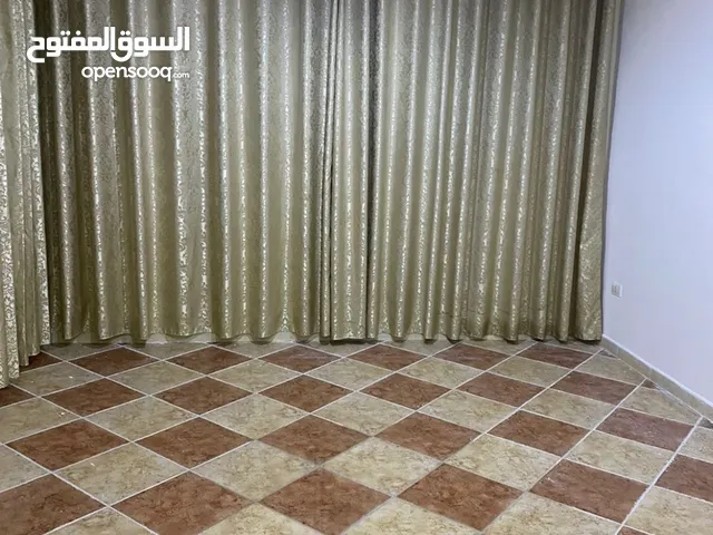 شقة شبه ارضي من ڤيلا ، اربد مقابل بوابة اللوازم مساحة 250 متر مع ترس امامي 100 متر مع حديقة مشجرة
