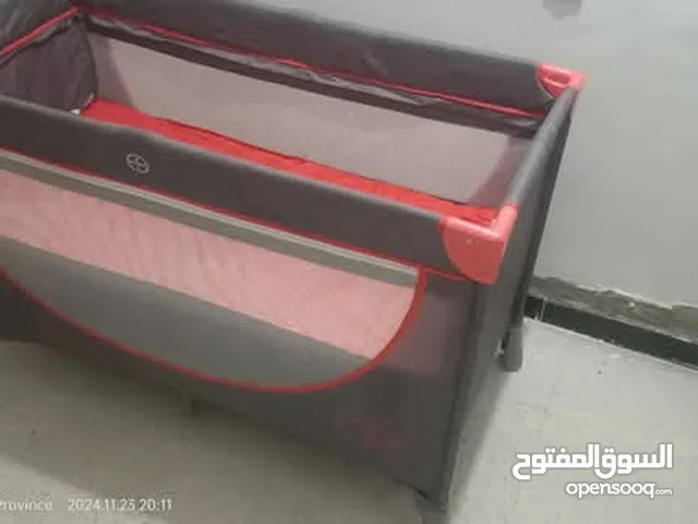 سرير اطفال قابل للطي بحالة ممتازة