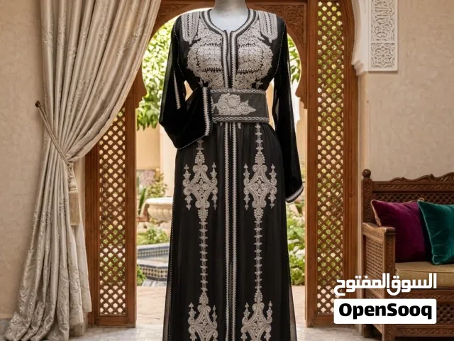 تكشيطة سوداء ملكية مطروزة بالصقلي الفضي - قمة الأناقة