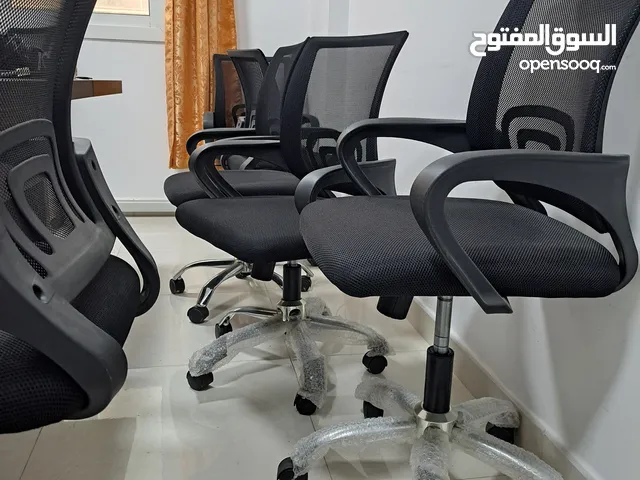 يوجد عدد 25 كرسي مكتبي بحاله شبه جديده