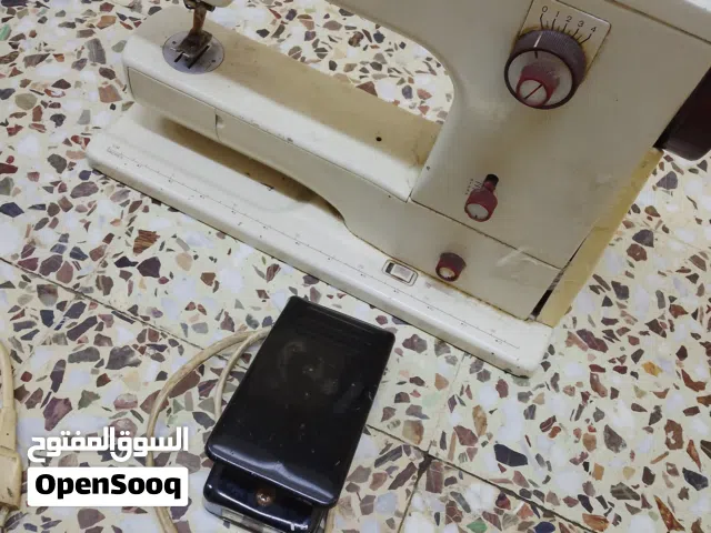 ماكينه خياطه شغاله مع ادواتها للبيع للاستفسار