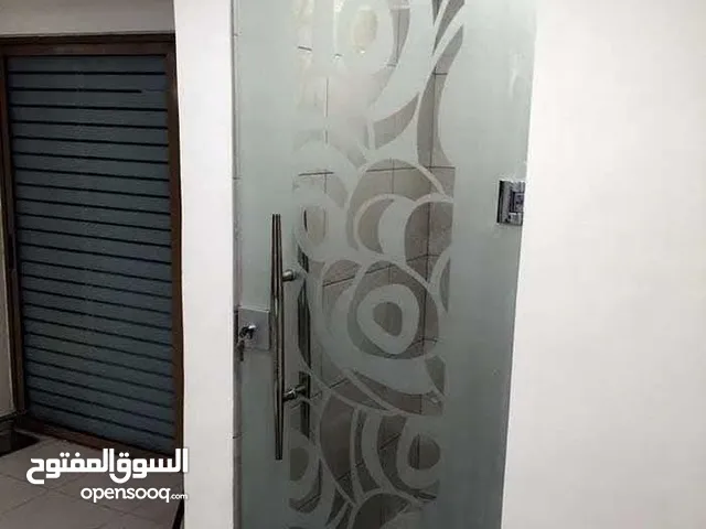 جميع الأعمال الزجاج وسكريت و مرايا وستيلس ستس والالمنيوم وكيرتن وول وأبواب الكهرباء