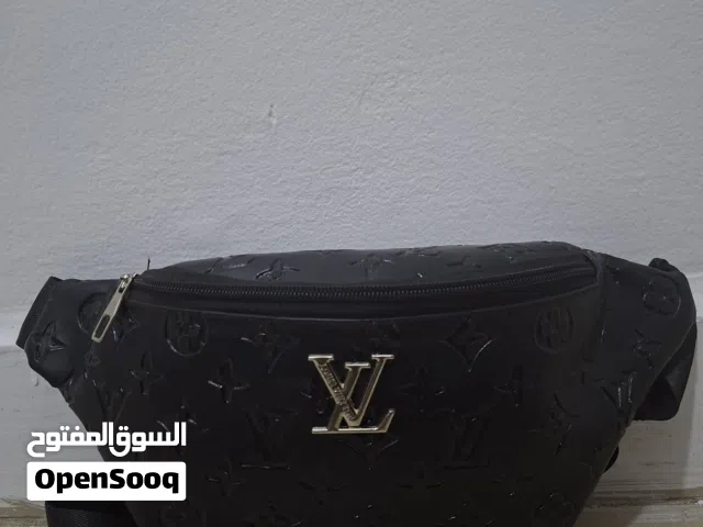 متوفر شنطتين واحده Lv بعلامه والتانيه بدون علامه