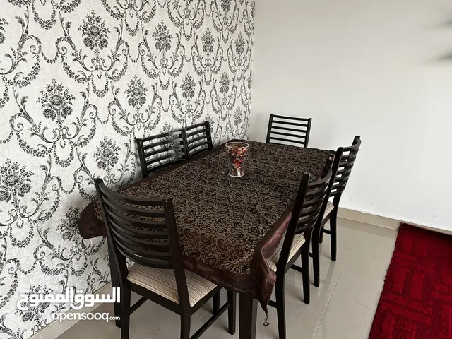 طاولة للأكل