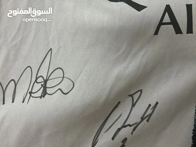 قميص موقع من ميسي وبعض لاعبين باريس