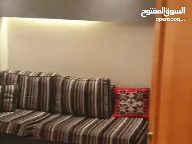 بيت 140 متر مع تراس 60متر خاص. 3 غرف نوم .صالون صفرة.غرفة جلوس .مطبخ .2 حمام.اليت جاهز مفروش للسكن