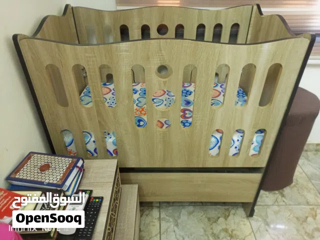 تخت سرير اطفال هزاز وثابت سعره 120 جديد اسال وشوف حارق السعر انا