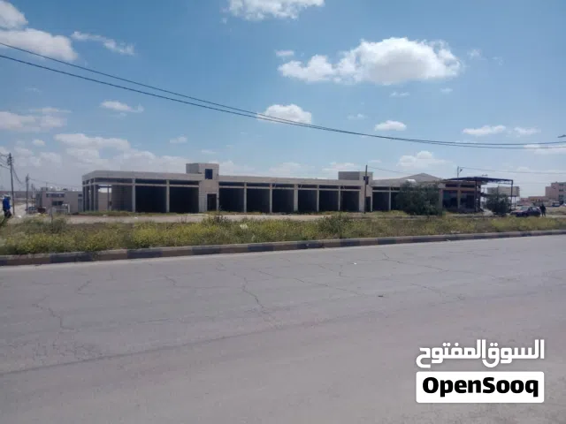 مجمع تجاري للبيع او الضمان 28 مخزن بسعر مغري