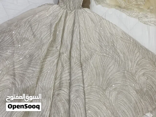 للبيع فستان زفاف تركي مخرز لون سكري  نظيف انلبس مرة واحدة   مقاس M مع الطرحة ———————————————————-
