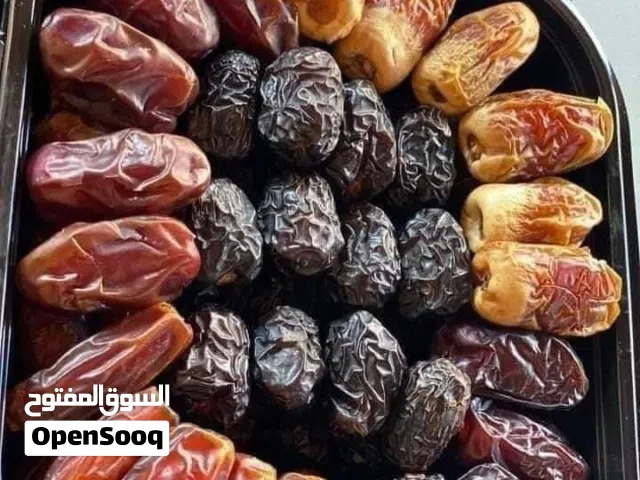 تمور إيرانية عالية الجودة، معبأة في عبوات فاخرة.