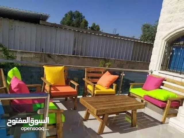 4 مقاعد وطاوله وسط والفرش 1 مجوز + 2 مفرد+ طاوله وسط + الفرش لتكن مميزاً ، ابحث عن الأفضل