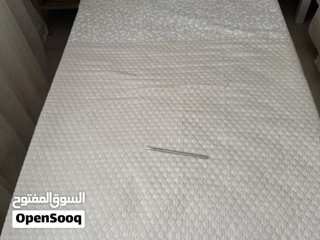 تخت ابيض عدد 2 مع توابعهم ماركة ايكيا استخدام بسيط بحالة ممتازة