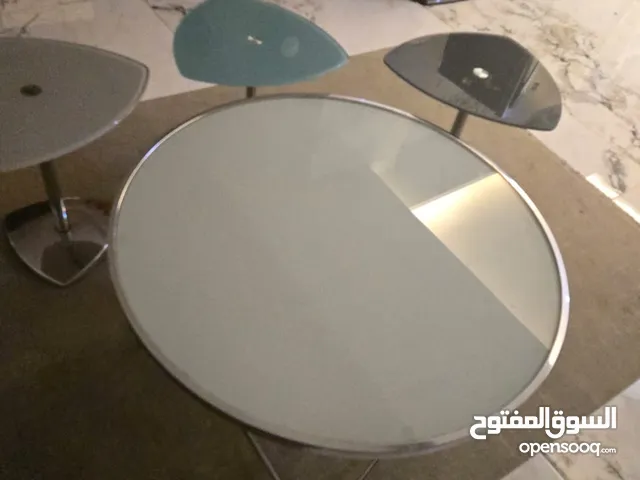 طقم طاولات لغرفة المعيشة اربع قطع بحالة ممتازة