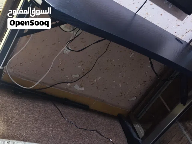 طاولة pc ممدودة بجميع الاطراف ب اضواء ليد وطاولة واسعة جدا ..طول الطاولة متر وعرضها متر ونص تقريبا