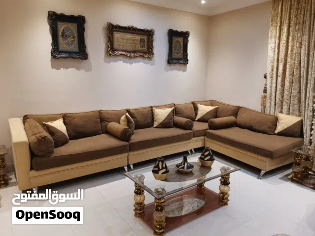 طقم كنب نظيف للبيع مع كنبتين وطاوله وستارة