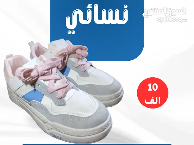 حذاء نسائي أنيق - قياس 39   تصميم بناتي راقٍ وعصري  خفيف نسبياً ومريح للارتداء اليومي