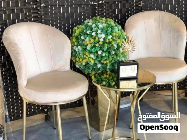 زوز كراسي وطاوله لون بيج جدد بدون استعمال