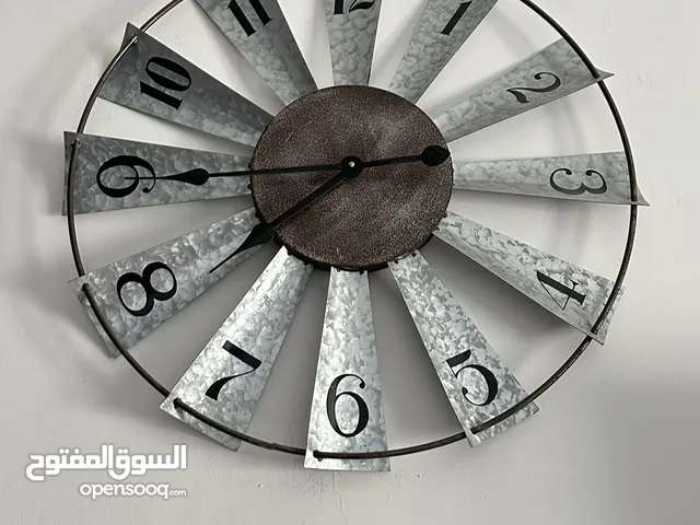 ساعة حائط مميزة جداً باللون الحديدي مع النحاس