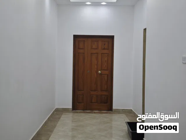شقه للايجار في منطقة السبعه حي سكني راقي سعرها 2000