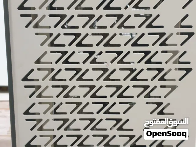 لصندوق الكمبيوتر من نوع Corsair iCUE باللون الأبيض.